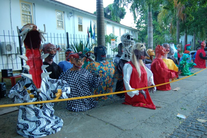 Bonecões aguardam a hora de sair no carnaval para assustar e divertir os foliões - Foto: Ricardo Gaspar