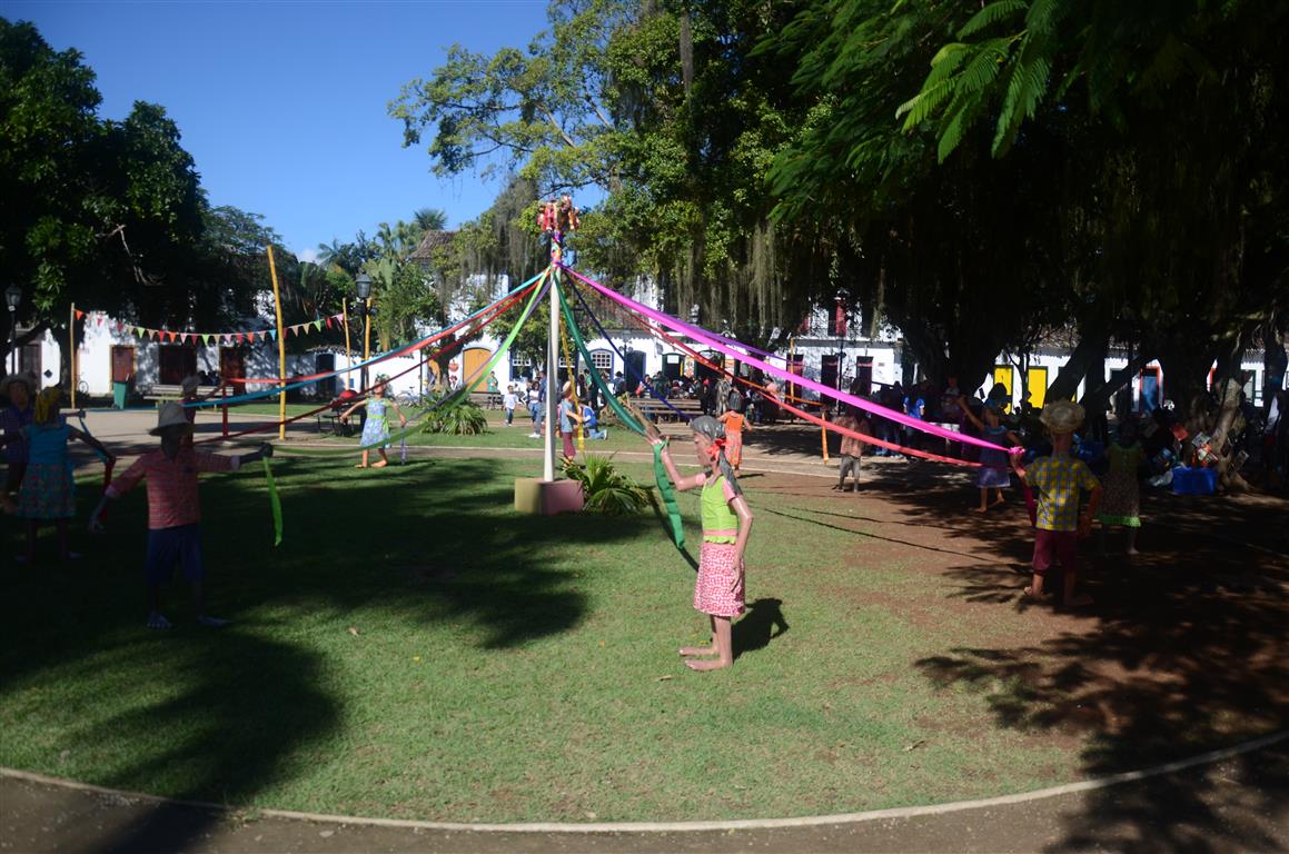 Bonecos em papel machê retratando a dança das fitas decorando a praça da Matriz de Paraty durante a FLIP 2013