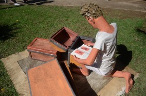 Bonecos de personagens de Graciliano Ramos decorando a praça da matriz durante FLIP 2013, em Paraty. Bonecos em papel machê