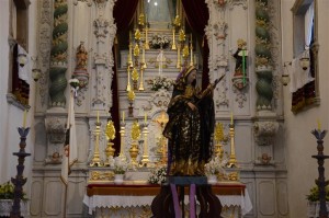 Imagem de Santa Rita frente ao altar principal