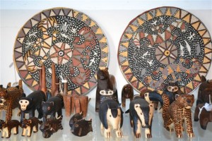 Da arte indígena, bichos de madeira em todos os tamanhos. Os pratos são do artesanato colombiano