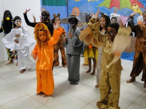 Flip 2013 – FlipZona. Crianças fantasiadas de animais, em apresentação sobre a Arca de Noé.