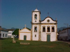 O gramado em frente à igreja de Santa Rita serve de palco para shows do paraty Latino